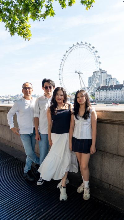 Photoshoot at Westminster and Big Ben, London in London — photo by ANWAR HUSSAIN, Smiler