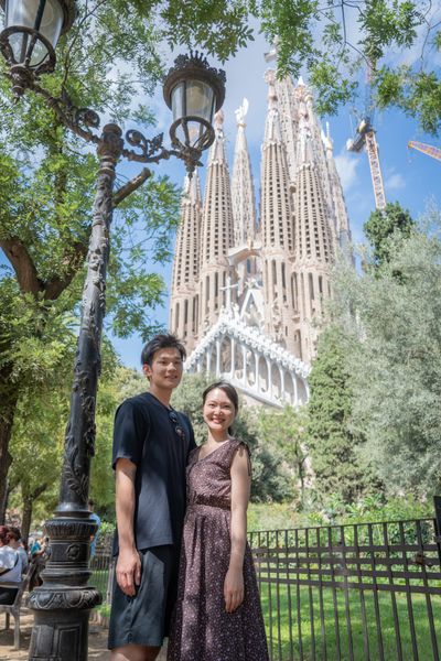 Photoshoot at Sagrada Familia, Barcelona in Barcelona — photo by Rodrigo Sylwan, Smiler