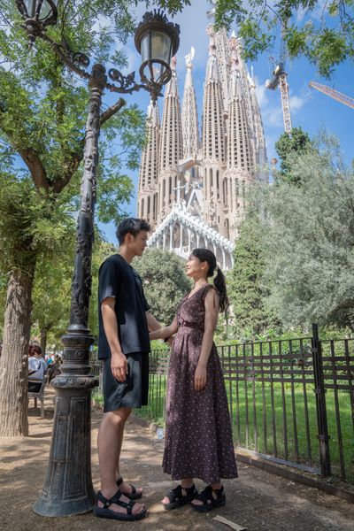 Photoshoot at Sagrada Familia, Barcelona in Barcelona — photo by Rodrigo Sylwan, Smiler