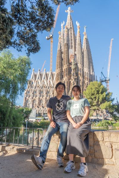 Photoshoot at Sagrada Familia, Barcelona in Barcelona — photo by Rodrigo Sylwan, Smiler