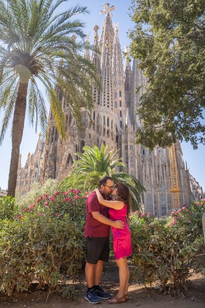 Romantic couples photoshoot in Barcelona in Barcelona — photo by Macarena Farias, Smiler