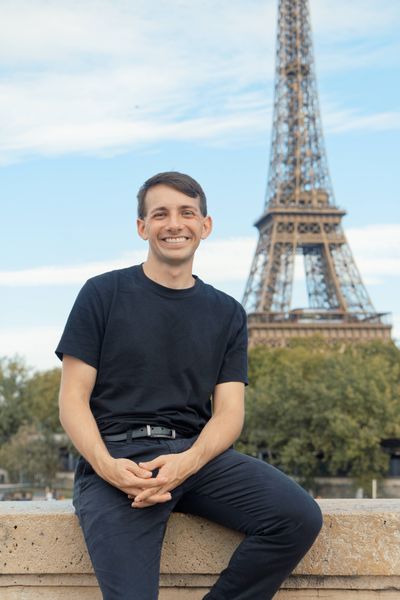 Eiffel Tower Photoshoot in Paris in Paris — photo by Quentin de LABEAUME, Smiler