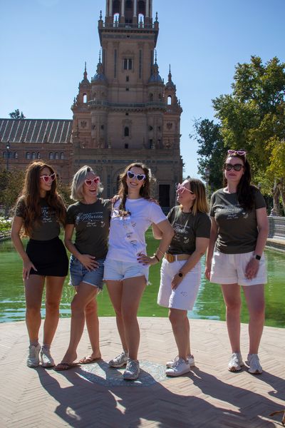 Photoshoot at Plaza de España, Seville in Sevilla — photo by Calebe Simões, Smiler