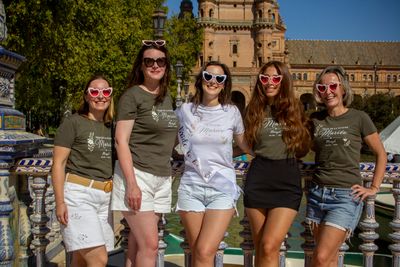 Photoshoot at Plaza de España, Seville in Sevilla — photo by Calebe Simões, Smiler