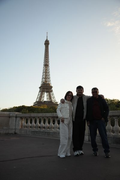 Eiffel Tower Photoshoot in Paris in Paris — photo by Hatim Elsir, Smiler