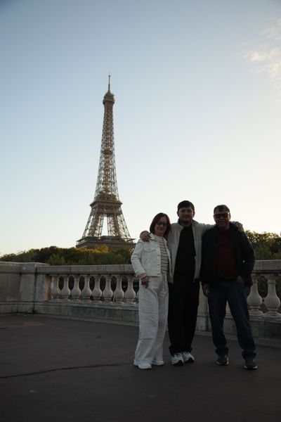 Eiffel Tower Photoshoot in Paris in Paris — photo by Hatim Elsir, Smiler