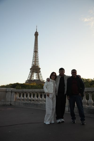 Eiffel Tower Photoshoot in Paris in Paris — photo by Hatim Elsir, Smiler