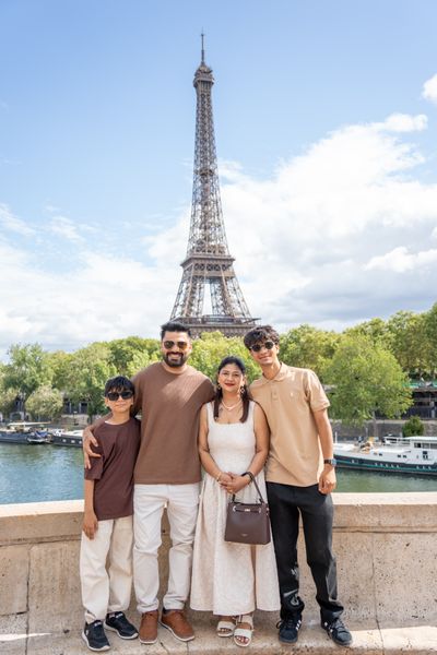Eiffel Tower Photoshoot in Paris in Paris — photo by Kouss AMOURA, Smiler