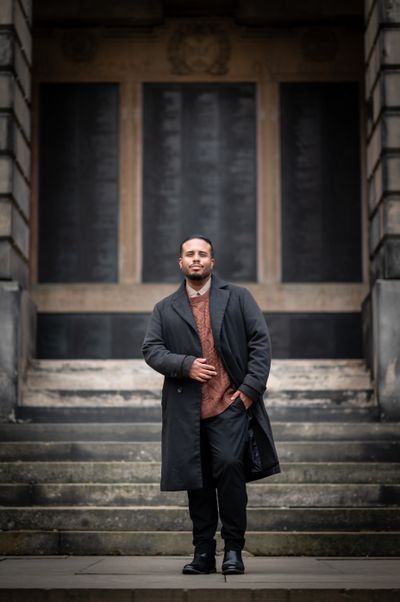 Private photo tour at old town in Edinburgh — photo by James Armandary, Smiler
