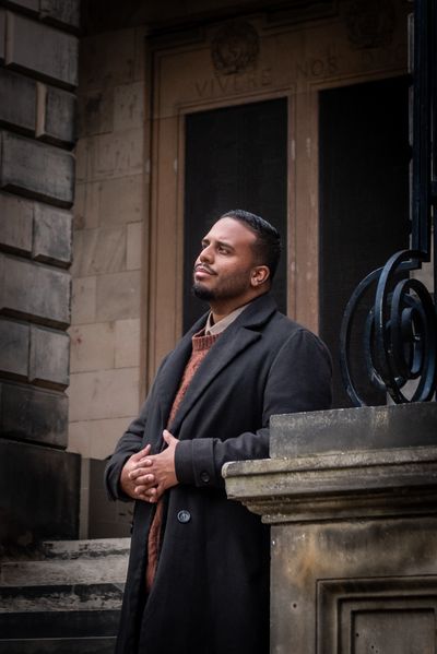 Private photo tour at old town in Edinburgh — photo by James Armandary, Smiler