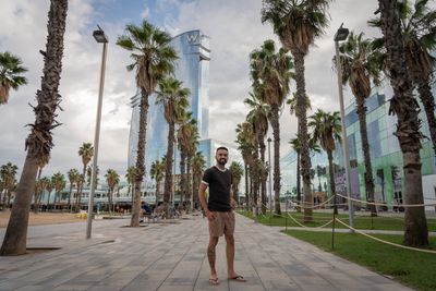 Professional photoshoot at La Barceloneta beach in Barcelona — photo by Rodrigo Sylwan, Smiler
