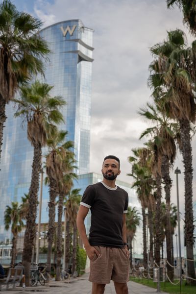 Professional photoshoot at La Barceloneta beach in Barcelona — photo by Rodrigo Sylwan, Smiler