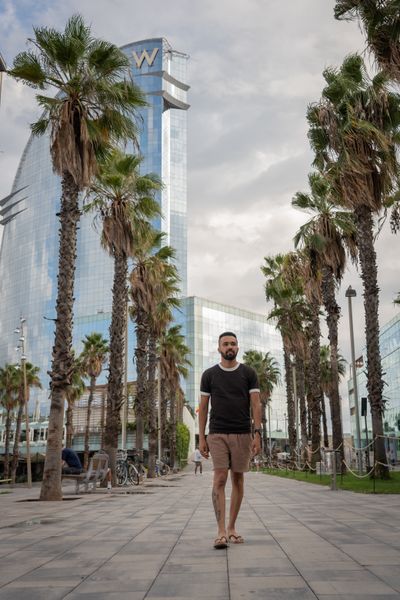 Professional photoshoot at La Barceloneta beach in Barcelona — photo by Rodrigo Sylwan, Smiler