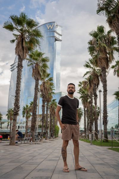 Professional photoshoot at La Barceloneta beach in Barcelona — photo by Rodrigo Sylwan, Smiler