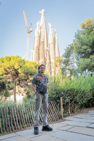 Professional photoshoot outside Sagrada Familia in Barcelona — photo by Rodrigo Sylwan, Smiler