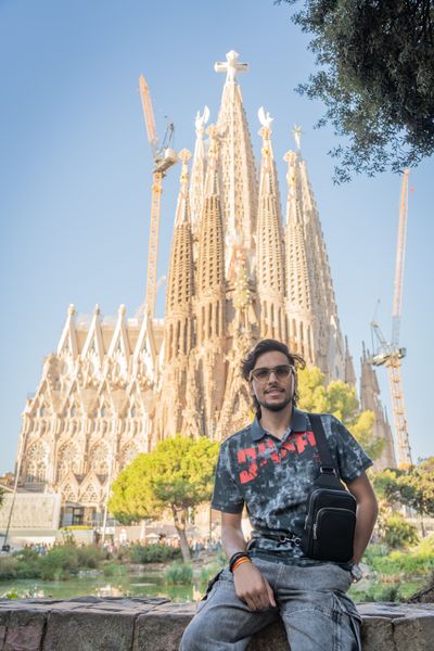 Professional photoshoot outside Sagrada Familia in Barcelona — photo by Rodrigo Sylwan, Smiler