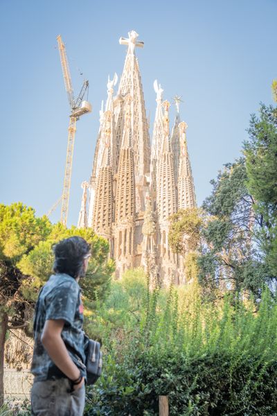 Professional photoshoot outside Sagrada Familia in Barcelona — photo by Rodrigo Sylwan, Smiler