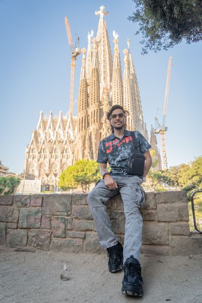Professional photoshoot outside Sagrada Familia in Barcelona — photo by Rodrigo Sylwan, Smiler